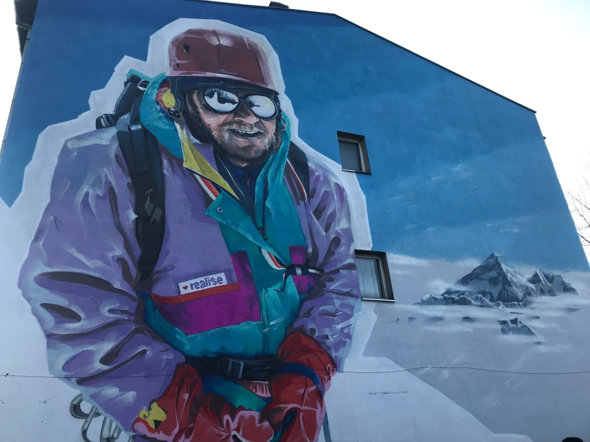 Jerzy Kukuczka symbolicznie wraca do swoich rodzinnych Bogucic. To w tej dzielnicy Katowic urodził się, wychował i żył ten wybitny himalaista. Dziś na ścianie jednej z kamienic odsłonięto mural z jego podobizną.