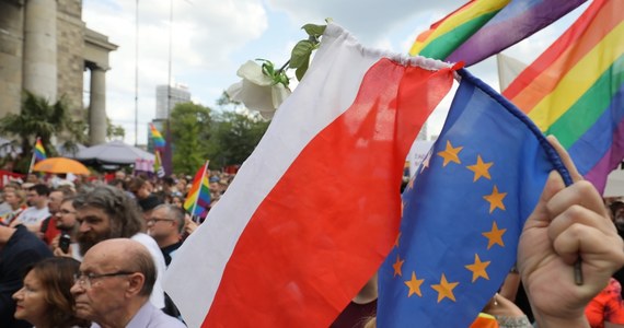 Parlament Europejski w Strasburgu przyjął w głosowaniu rezolucję potępiającą dyskryminację i mowę nienawiści wobec osób LGBTI, a także "strefy wolne od LGBT" w Polsce. W tytule dokumentu nie ma nazwy Polski, jednak odniesienia do niej pojawiają się w treści dokumentu. 