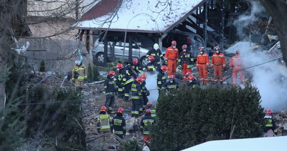 Trzech mężczyzn zostało zatrzymanych w śledztwie ws. wybuchu gazu w Szczyrku na początku grudnia. Jak przekazała Prokuratura Okręgowa w Bielsku-Białej, zatrzymani to Roman D. - prezes firmy budowlanej, która zleciła podziemny przewiert pod ul. Leszczynową, gdzie doszło do tragedii, oraz pracownicy specjalizującej się w takich przewiertach firmy, którzy to konkretne zlecenie wykonywali - Marcin S. i Józef D. Według ustaleń śledczych, przyczyną tragedii było bowiem uszkodzenie w czasie prac budowlanych gazociągu.