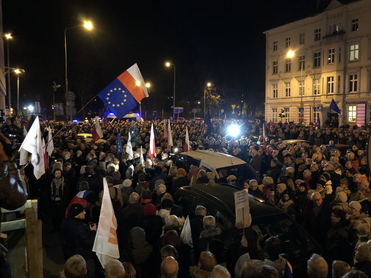 Protesty w wielu miastach Polski: demonstranci, którzy zgromadzili się przed gmachami sądów, a w Warszawie przed Sejmem, sprzeciwiali się dyscyplinującemu sędziów projektowi nowelizacji ustaw sądowych. "To jest jak zły sen, my chcemy się jak najszybciej obudzić" - mówili protestujący żądający wycofania się Prawa i Sprawiedliwości z projektu. 