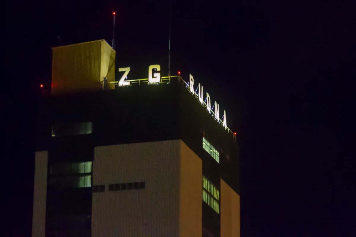 Tragiczny wypadek w kopalni miedzi Rudna w Polkowicach na Dolnym Śląsku. Zginął pracownik firmy zewnętrznej, zajmujący się serwisem akumulatorów. 