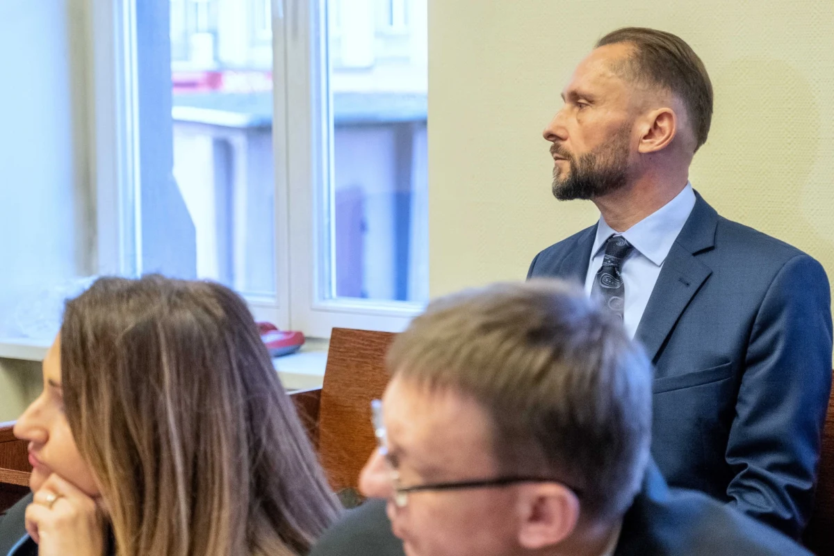 ​"Podejrzany o oszustwo i sfałszowanie weksla dziennikarz Kamil Durczok będzie odpowiadał z wolnej stopy" - zdecydował w środę Sąd Okręgowy w Katowicach. Po zażaleniu prokuratury na wcześniejszą decyzję sądu rejonowego, który nie aresztował podejrzanego, sąd zastosował wolnościowe środki zapobiegawcze.
