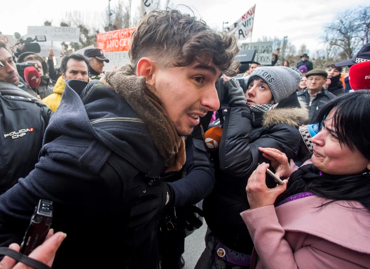 Sąd w Burgos w północnej Hiszpanii skazał na 38 lat więzienia trzech mężczyzn, którzy dwa lata temu dopuścili się zbiorowego gwałtu na 15-letniej dziewczynie. Skazani, byli piłkarze opuścili jednak areszt za kaucją w wysokości 6 tysięcy euro.