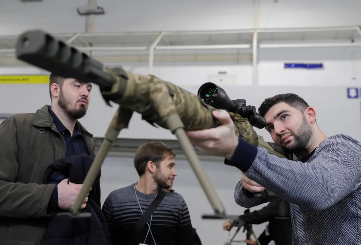 Firma z pozwoleniem na handel bronią wmieszała Polskę w międzynarodowy skandal. Okazuje się, że przedsiębiorstwo z Warszawy może sprowadzić 30 tys. pocisków do moździerzy, których nigdy nie zamawiało polskie wojsko - podaje "Dziennik Gazeta Prawna". Według niego, takie przedsiębiorstwo może także sprawić, aby zarówno pociski, jak i firma rozpłynęły się w powietrzu. "Pociski się odnalazły. Przejęli je na Donbasie prorosyjscy separatyści, którzy później urządzili z tego medialny show. Wszystko pod nosem Służby Kontrwywiadu Wojskowego" - pisze "DGP".