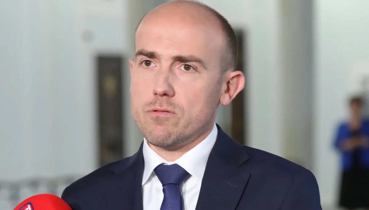 Kolejna próba założenia knebla nie tylko wymiarowi sprawiedliwości, ale przede wszystkim Polkom i Polakom - tak szef klubu KO Borys Budka odniósł się do projektu PiS zmian m.in. w Prawie o ustroju sądów powszechnych i o Sądzie Najwyższym, którym Sejm zajmie się w czwartek po południu.