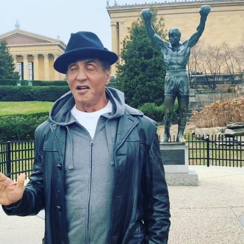 Przed Muzeum Sztuki w Filadelfii znajduje się pomnik z brązu, upamiętniający Rockyego Balboa, słynnego filmowego boksera, w którego wcielał się Sylvester Stallone. "Sly" był ostatnio widziany w pobliżu tego posągu. Spekuluje się, że kręcił nową reklamę na Super Bowl.