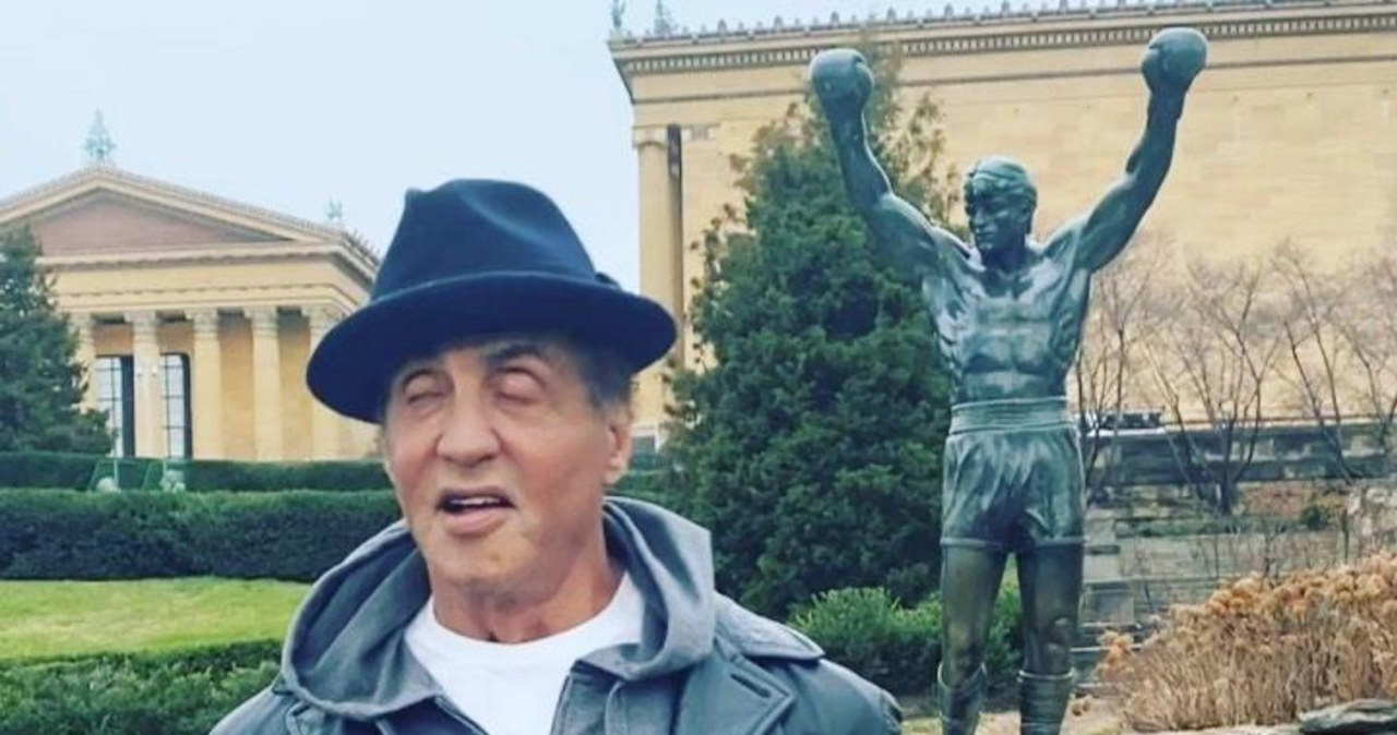 Przed Muzeum Sztuki w Filadelfii znajduje się pomnik z brązu, upamiętniający Rockyego Balboa, słynnego filmowego boksera, w którego wcielał się Sylvester Stallone. "Sly" był ostatnio widziany w pobliżu tego posągu. Spekuluje się, że kręcił nową reklamę na Super Bowl.