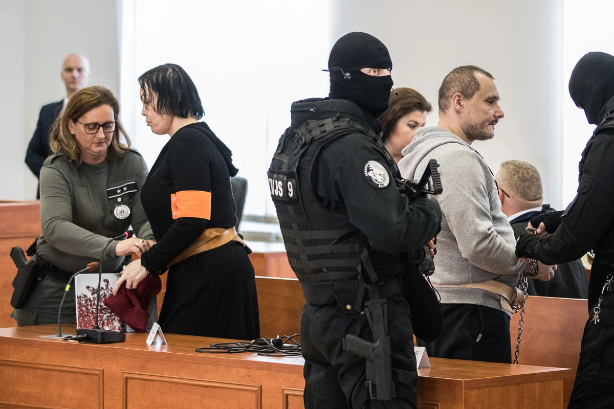 Sąd w Pezinoku koło Bratysławy zdecydował o podtrzymaniu aktu oskarżenia w sprawie zabójstwa dziennikarza śledczego Jana Kuciaka i jego narzeczonej Martiny Kusznirovej. Początek głównej rozprawy z czterema oskarżonymi wyznaczono na 13 stycznia.