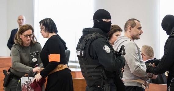 Sąd w Pezinoku koło Bratysławy zdecydował o podtrzymaniu aktu oskarżenia w sprawie zabójstwa dziennikarza śledczego Jana Kuciaka i jego narzeczonej Martiny Kusznirovej. Początek głównej rozprawy z czterema oskarżonymi wyznaczono na 13 stycznia.