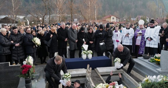 W Szczyrku odbył się pogrzeb ośmioosobowej rodziny, która zginęła w katastrofie budowlanej w Szczyrku. Urny z prochami złożono na miejscowym cmentarzu parafialnym w dwóch sąsiadujących grobach.