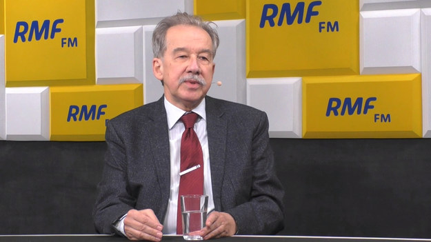 "Byłem wczoraj przed Sejmem, ludzie przyszli, bo wiedzą, co im grozi. To nie była manifestacja organizowana przez opozycję, nie utożsamiam KOD z opozycją, to osoby, które bronią demokracji" - tak Wojciech Hermeliński mówił w Popołudniowej rozmowie w RMF FM o wczorajszych protestach w obronie sądów. Zdaniem sędziego Trybunału Konstytucyjnego w stanie spoczynku i byłego szefa PKW nie był to wiec polityczny. "To jest prawo sędziego protestować w sposób właściwy, nie na wiecu politycznym, w sposób wyważony, odpowiednimi słowami, nie nawołując do rewolucji, czy do obalenia władzy. Był to sprzeciw przeciwko istocie projektu, który jest kagańcowym projektem" - podkreślał gość Marcina Zaborskiego. 
W internetowej części Popołudniowej rozmowy w RMF FM Wojciech Hermeliński był pytany o to, czy powtórzyłby słowa I prezes Sądu Najwyższego, która w jednym z wywiadów stwierdziła, że wraz z kolejną nowelizacją ustaw sądowych w Polsce "zaczyna się państwo autorytarne". "Tak, oczywiście" - odpowiedział sędzia Trybunału Konstytucyjnego w stanie spoczynku. Jak tłumaczył, "wymiar sprawiedliwości to jest kwestia kluczowa. To jest jeden z trzech członów władz". "I jeżeli władza wykonawcza - nie chcę powiedzieć, że z butami - ale intensywnie ingeruje w niezawisłość sędziowską, niezależność sądów, można powiedzieć o początkach państwa autorytarnego. Niestety, z przykrością muszę powiedzieć, że tak to widzę" - stwierdził. Podkreślał, że sądownictwo "to niezmiernie istotna część władzy, która świadczy o istnieniu demokracji". 
Były szef PKW był też pytany o to, czy mogą istnieć wątpliwości co do tego, czy sędziowie wybrani przez Radę Państwa PRL mają prawo orzekać w sądach III RP. "Według tamtejszych przepisów Rada Państwa na wniosek Ministerstwa Sprawiedliwości powoływała sędziów. Tyle tylko, że nie słyszałem o tym, żeby nastąpiły jakieś naruszenia tej konstytucji w tej procedurze powoływania" - ocenił. Podkreślał, że w przypadku sędziów wybranych przez KRS sytuacja jest inna. "Tu nastąpiły