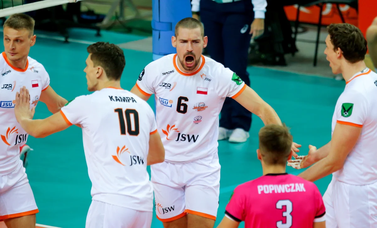 „Każde zwycięstwo napędza, podbudowuje”– powiedział siatkarz Jastrzębskiego Węgla Dawid Konarski po wygranej u siebie z Greenyard Maaseik w fazie grupowej Ligi Mistrzów (3:0). Dla jego drużyny to zwycięstwo jest dziewiątym z rzędu, biorąc pod uwagę LM i ekstraklasę.