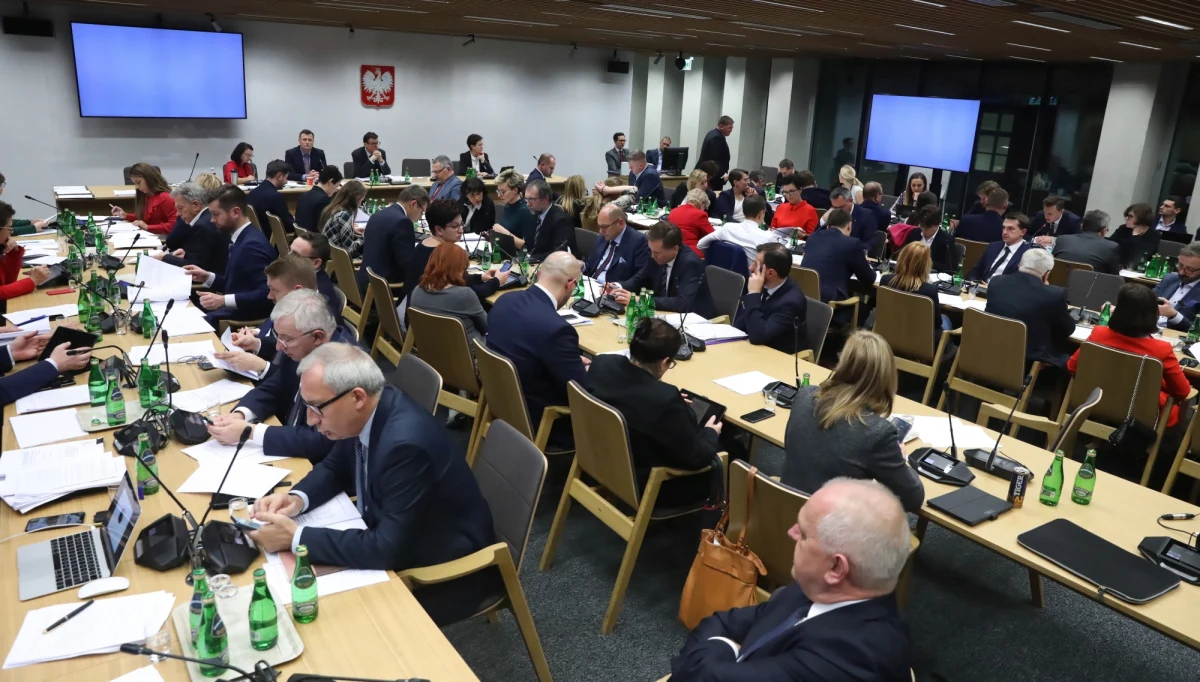 Komisja sprawiedliwości po 10 godzinach burzliwych obrad zakończyła posiedzenie, na którym przyjęto poprawki do projektu PiS dotyczącego zmian w ustawach sądowych. Według kontrowersyjnej ustawy sędziowie mieliby m.in. być karani dyscyplinarnie za kwestionowanie statusu innych sędziów. Opozycja uważała, że projekt należy wyrzucić do kosza ze względu na niekonstytucyjność i naruszanie prawa unijnego. Drugie czytanie ustawy w Sejmie miało rozpocząć się o godz. 9, jednakże najpierw przesunięto je na 10:30, a potem na 12:30.