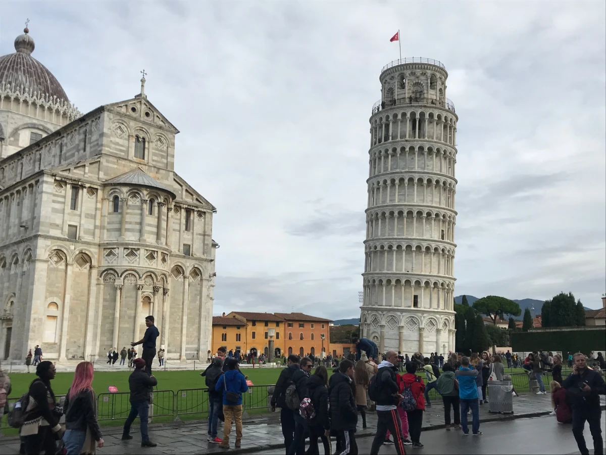 Po ośmiu wiekach we Włoszech rozwiązana została zagadka, kto zaprojektował Krzywą Wieżę w Pizie. Badaczka z tamtejszego uniwersytetu twierdzi, że budowlę wzniósł żyjący w XII wieku rzeźbiarz i architekt Bonanno Pisano. Być może autor pozostawał anonimowy, bo jego dziełu szybko zaczęło grozić zawalenie.
