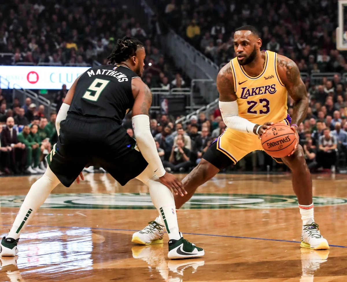 Giannis Antetokounmpo poprowadził drużynę Milwaukee Bucks do zwycięstwa nad Los Angeles Lakers 111:104. 25-letni Grek uzyskał w tym meczu double-double zdobywając 34 punkty i 11 zbiórek. Na nic zdał się bardzo dobry występ Anthony’ego Davisa, który zdobył dla „Jeziorowców” 36 punktów. 