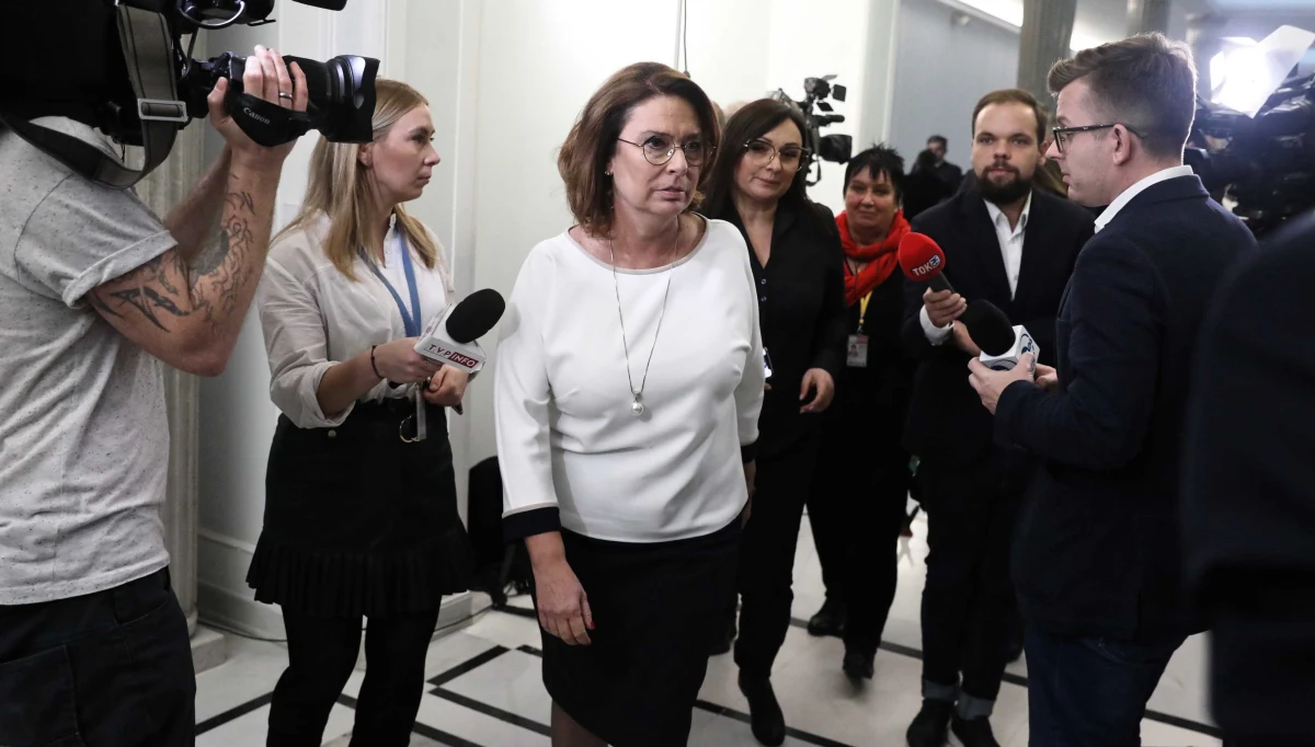 ​Kolejne przesunięcie na Wiejskiej. Dopiero o 12:30 Sejm ma zająć się kontrowersyjną ustawą dyscyplinującą sędziów. Powód - konieczność formalnego przygotowania poprawek, które przyjęła w nocy komisja po 10 godzinach obrad. PiS chce przyjąć całą ustawę jeszcze dziś. Głosowanie ma odbyć się po godz. 15.