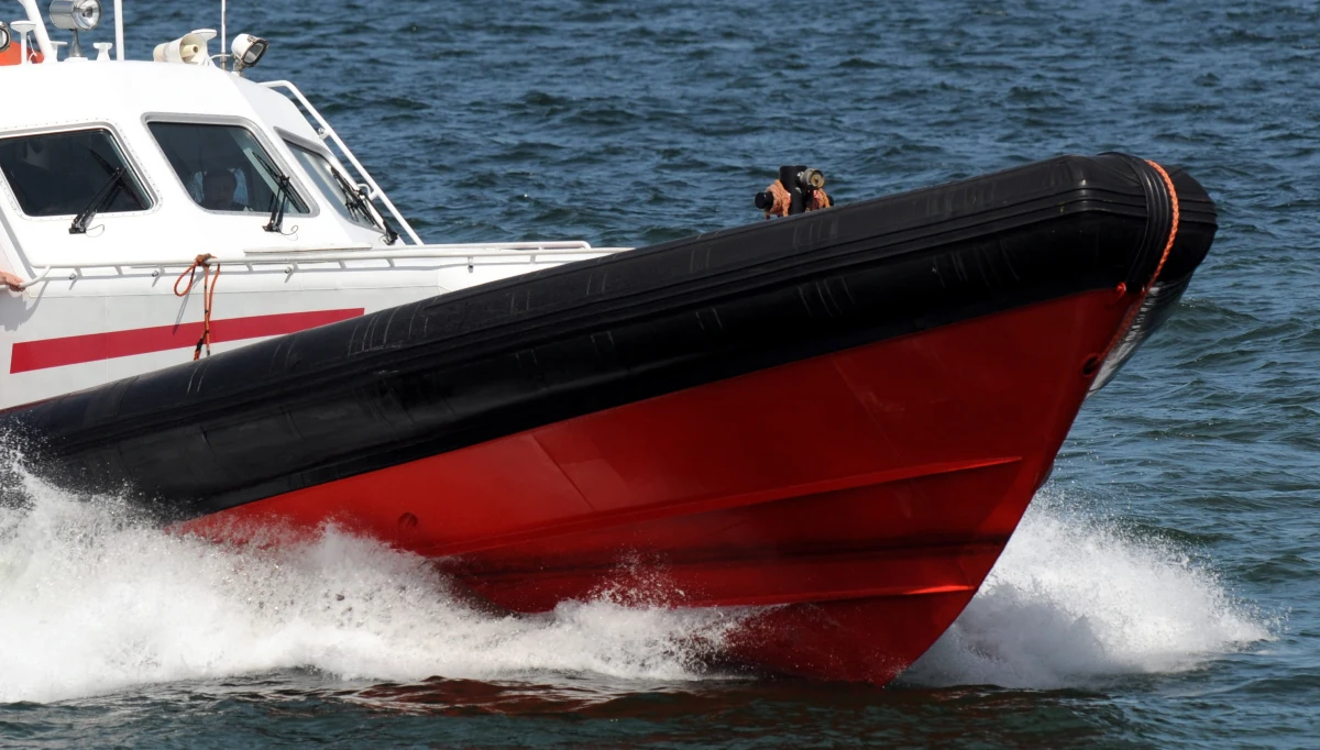 Statek ratowniczy "Orkan" wraz z holowanym uszkodzonym jachtem wędkarskim "Hunter" z 14 osobami na pokładzie jest już w porcie w Ustce. Awarii uległ wał napędowy jachtu, co groziło jego zatonięciem.