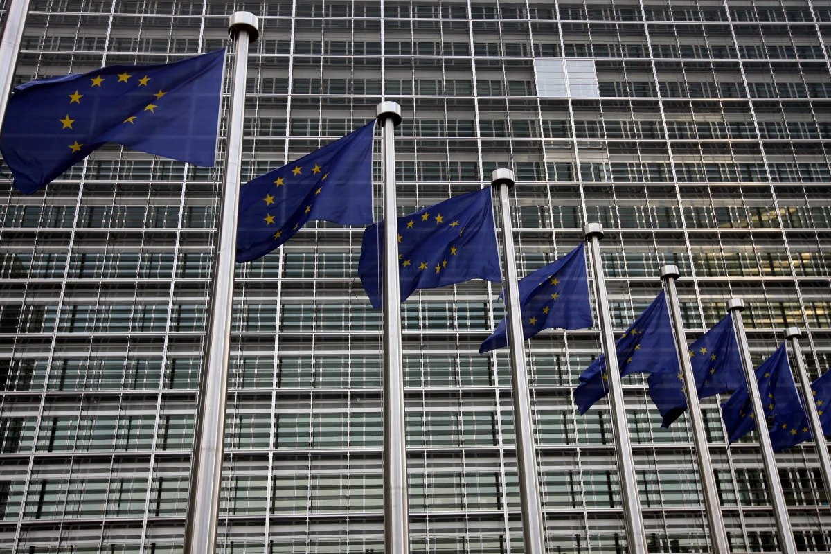 Komisja Europejska ostro reaguje na ustawę dyscyplinującą sędziów. Jak ustalili nasi dziennikarze, wysłała list do prezydenta, premiera, marszałka Sejmu i Senatu z prośbą o powstrzymanie się od dalszych prac nad kontrowersyjnymi przepisami, które według wstępnej oceny Komisji, godzą w praworządność i są sprzeczne z wartościami Unii. Wiceszefowa KE Viera Jourova chce w styczniu przyjechać do Polski - ustaliła korespondentka RMF FM w Brukseli. 