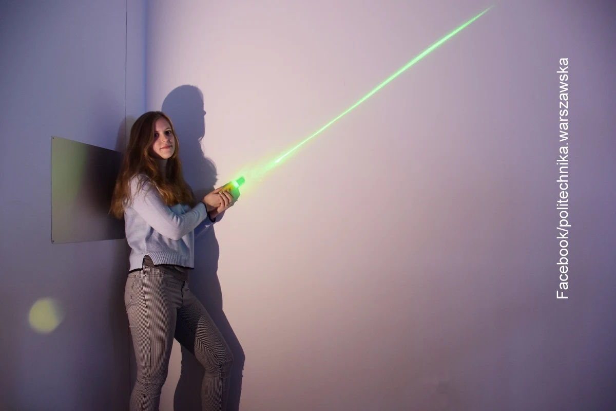 Miecz świetlny - urządzenie, które skupia światło lasera na odcinku o długości 30-40 cm - powstał na Politechnice Warszawskiej. Wykorzystano w nim inspirowaną "Gwiezdnymi wojnami" soczewkę polskiego pomysłu, którą naukowcy chcą również wykorzystać w korekcji wzroku.