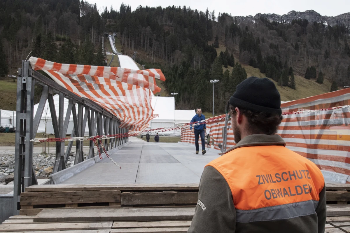 Z powodu zbyt silnego wiatru odwołane zostały w piątek dwa oficjalne treningi i kwalifikacje do sobotniego konkursu Pucharu Świata w skokach narciarskich w szwajcarskim Engelbergu.