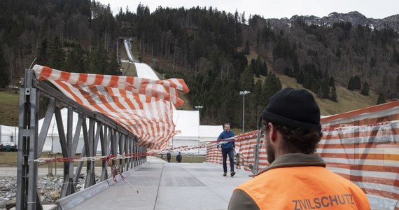Z powodu zbyt silnego wiatru odwołane zostały w piątek dwa oficjalne treningi i kwalifikacje do sobotniego konkursu Pucharu Świata w skokach narciarskich w szwajcarskim Engelbergu.