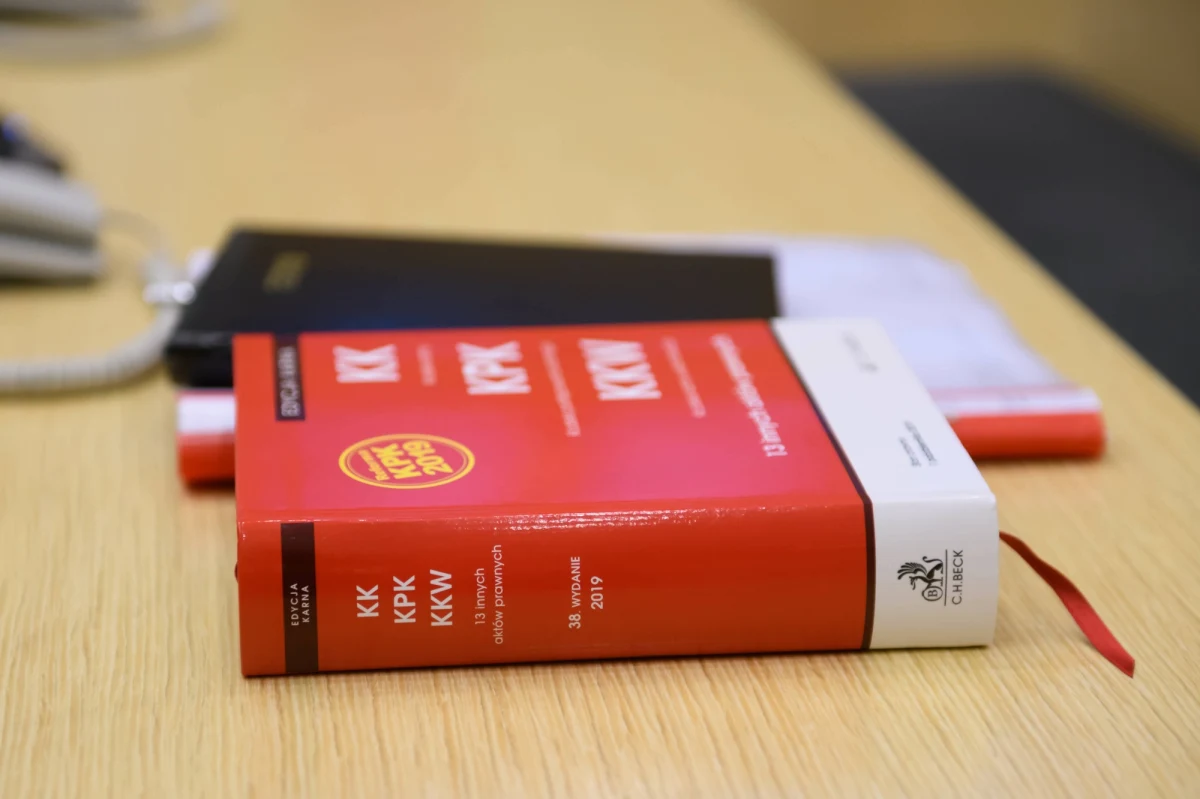 Były sędzia Wojciech Ł. usłyszał zarzuty dotyczące złożenia doniesienia o przestępstwie, którego nie było, i składania fałszywych zeznań - poinformowała krakowska prokuratura. Sędzia Wojciech Ł. stawił się w prokuraturze razem ze swoją pełnomocniczką.