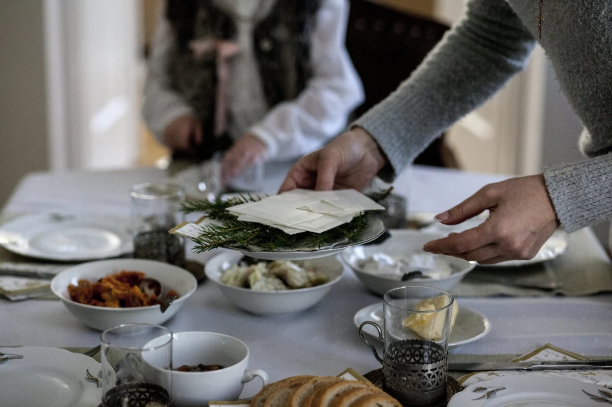 24 grudnia lepiej nic nie naprawiaj, zadbaj, by liczba gości podczas wieczerzy była parzysta, a pod talerz wigilijny wsuń monetę... Dlaczego? Zapoznaj się z listą wigilijnych przesądów.