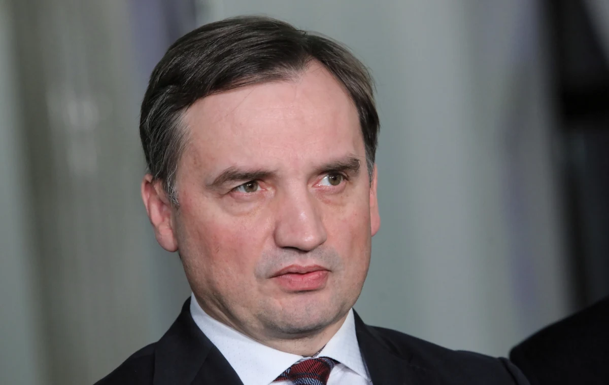 W liście do komisarz Viery Jourovej spytam ją, czy wie, jak powoływani są sędziowie w jej kraju; dowie się, że polski rząd nie zgodzi się, aby Polskę traktować gorzej niż Czechy czy Niemcy - zapowiedział minister sprawiedliwości Zbigniew Ziobro po apelu Komisji Europejskiej ws. noweli ustaw sądowych.