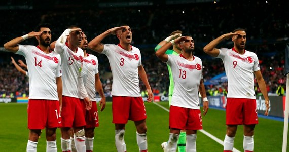 Europejska Unia Piłkarska (UEFA) nałożyła na turecką federację grzywnę w wysokości 50 tysięcy euro za zachowanie kibiców tego kraju podczas październikowych meczów eliminacji mistrzostw Europy z Albanią i Francją.