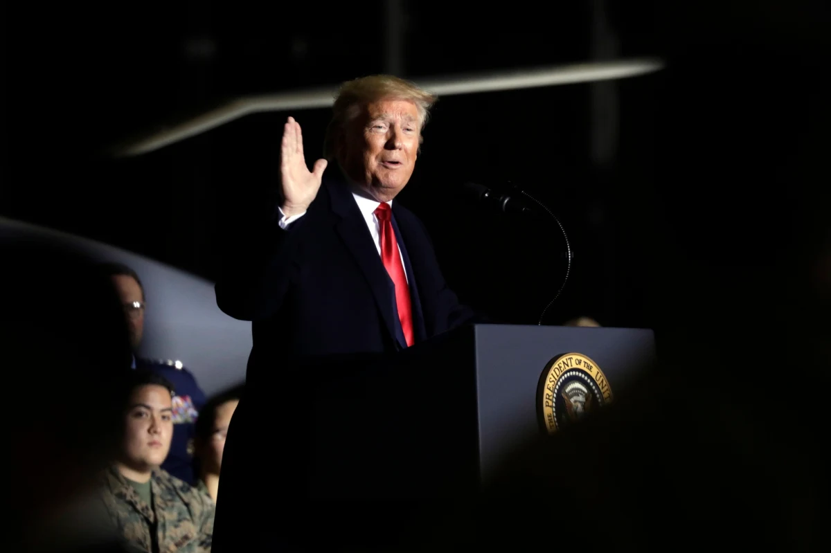 Na pokładzie samolotu lecącego z Waszyngtonu na Florydę prezydent USA Donald Trump podpisał ustawy budżetowe na rok finansowy 2020, zapobiegając w ten sposób - niemal w ostatniej chwili - tzw. shutdownowi, czyli zawieszeniu prac rządu federalnego.