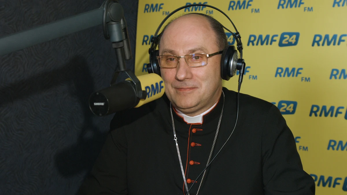 "Myślę, że do takiego wspólnego rozmawiania zawsze powinniśmy być gotowi, ja także" – tak Prymas Polski abp Wojciech Polak odpowiedział w RMF FM na pytanie, czy przedstawiciel polskiego Kościoła może włączyć się w spór dot. sądów w roli mediatora. "Myślę, że ważniejszą rzeczą jest ochota i chęć tych, którzy stają dziś naprzeciw siebie, żeby właśnie oni szukali też tego dobra i pojednania. Żeby naprawdę w tym wzajemnym dialogu budować tę rzeczywistość, bo tak jak widzimy, jest ona naprawdę społecznie napięta. I niedobrze jest, kiedy doświadczamy tego, że stajemy bardzo mocno jedni przeciw drugim" – dodał hierarcha.  