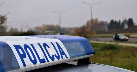 Trzy osoby trafiły do szpitali po wypadku na krajowej "16" w okolicach Ostródy w Warmińsko-Mazurskiem. Doprowadził do niego pijany kierowca audi, który najpierw nie zatrzymał się do policyjnej kontroli, a następnie - uciekając przed pościgiem i m.in. wyprzedzając "na trzeciego" i na podwójnej ciągłej - zderzył się czołowo z bmw.