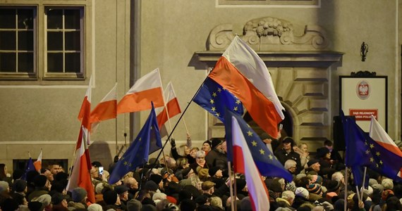 "Polityka wpychana jest do sądów drzwiami i oknami. To nie my pchamy się na czołówki gazet" - stwierdził w rozmowie z Onetem gdański sędzia Rafał Rudnicki. "Obowiązkiem sędziego jest zabieranie głosu w sprawach ważnych dla praworządności w kraju, jak również reagować wtedy, kiedy zasada trójpodziału władzy jest naruszana. Rolą sędziego jest zabieranie głosu w debacie publicznej. Tym bardziej wtedy, kiedy ten głos jest odbierany, bo władza nie konsultuje swoich projektów" - dodał. 