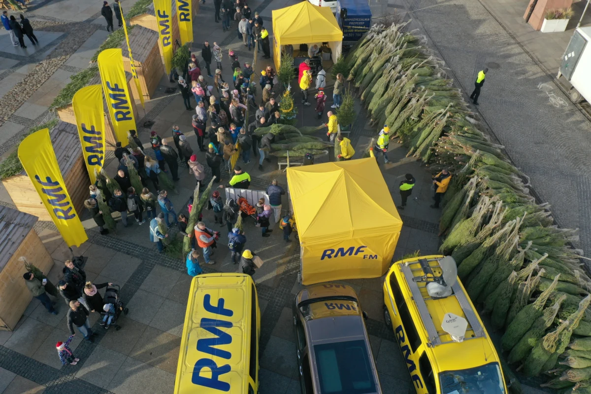 Tysiąc "Choinek pod choinkę" od RMF FM oddaliśmy dzisiaj w ręce mieszkańców Kielc! W rozdawaniu pachnących świerków pomogła nam Lanberry, pachnące były również... wypieki, jakimi uraczyli naszych Słuchaczy kieleccy cukiernicy. Było słodko, radośnie i śpiewająco: zobaczcie sami!