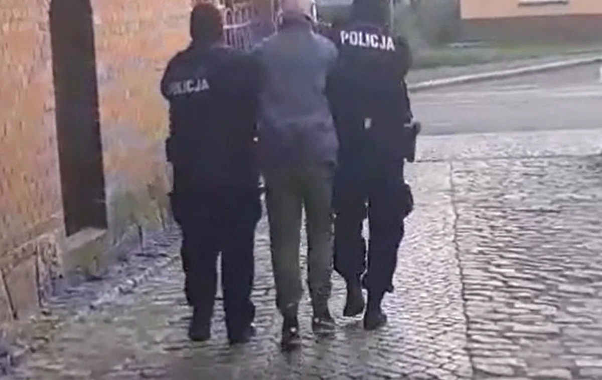 Zarzut usiłowania zabójstwa usłyszał 21-letni mężczyzna, który w trakcie interwencji zaatakował jedną z dzierżoniowskich policjantek. Został tymczasowo aresztowany na dwa miesiące.