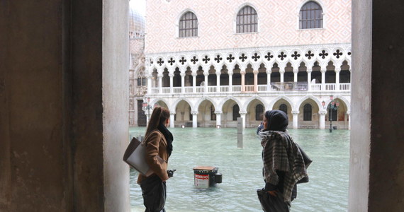 Niedawna powódź w Wenecji poważnie uszkodziła cenne płyty chodnikowe z trachitu na placu Świętego Marka. To kolejna wywołana przez listopadowy żywioł szkoda dodana do wielu innych w mieście. Szacuje się je na ponad 1 mld euro.