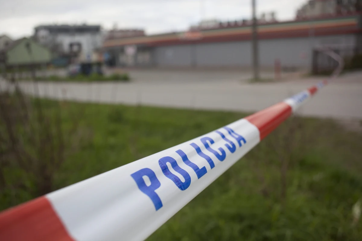 Mrągowska policja wyjaśnia okoliczności śmierci 26-letniego mężczyzny w gminie Sorkwity w woj. warmińsko-mazurskim. Znaleziono go z raną kłutą pleców - dowiedział się reporter RMF FM. Informację o tej zbrodni dostaliśmy na Gorącą Linię RMF FM. 