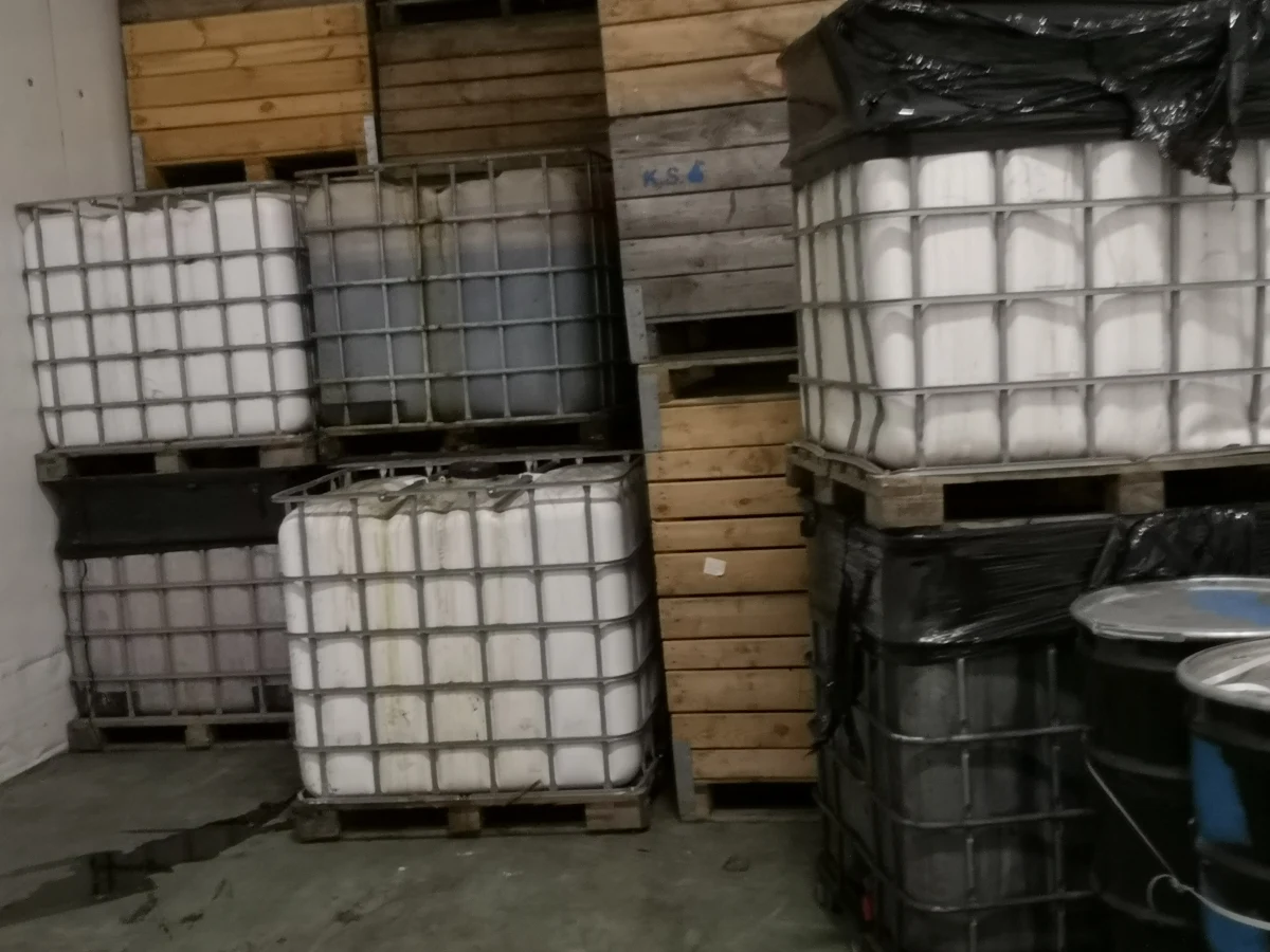 Przekroczenie norm toksycznych substancji - m.in. benzenu i styrenu - wykryła kontrola gleby w gminie Pniewy obok Grójca na Mazowszu. Wojewódzki Inspektorat Ochrony Środowiska zbadał ten teren po tym, jak w położonej tam wsi Wiatrowiec jeden z mieszkańców wylał na nieużytki kilka tysięcy litrów odpadów. Mężczyzna przebywa w areszcie. Gmina nie ma pieniędzy na utylizację toksycznych substancji.