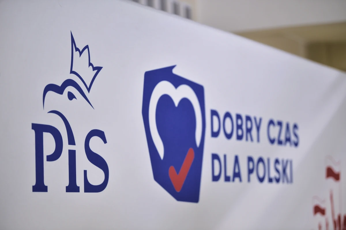 Gdy w 2013 roku rozmawiałem z Agatą Trzebuchowską o "Idzie" Pawła Pawlikowskiego i nieśmiało jeszcze wtedy formułowanych zarzutach dotyczących rzekomej "antypolskości" tego filmu, nie podejrzewałem, że to określenie zrobi w kolejnych latach spektakularną karierę. Tak samo nie mogłem przewidzieć – bo nikt chyba nie mógł – że czekają nas niekończące się debaty na temat wielu równie abstrakcyjnych pojęć. Co znaczą słowa i sformułowania, którymi jesteśmy zarzucani z każdej strony? Czy w ogóle coś znaczą? Dobrze, że ktoś wreszcie się nad tym zastanowił.