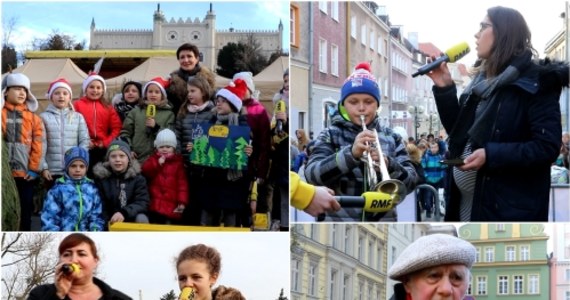 W ramach naszej akcji "Choinki pod choinkę" odwiedziliśmy 12 miast. W każdym z nich zachęcaliśmy Was do radosnego kolędowania. Nasze choinkowe jury wyróżniało najpiękniejsze wykonanie z danego miasta. W ten sposób zebraliśmy 12 wyjątkowych kolęd. Teraz od Was zależy, która z nich otworzy w Wigilię Wieczór Kolęd w RMF FM. Głosujcie w naszej sondzie!