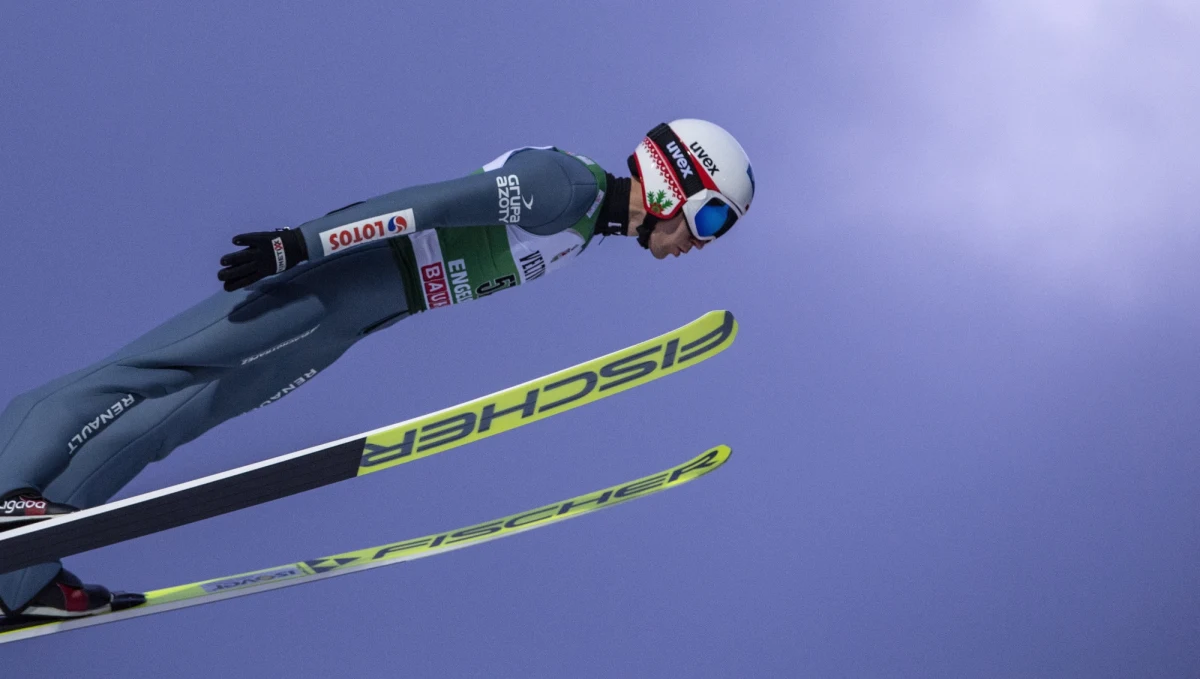 Siedmiu Polaków - Kamila Stocha, Piotra Żyłę, Dawida Kubackiego, Macieja Kota, Stefana Hulę, Jakuba Wolnego i Klemensa Murańkę - zobaczymy dzisiaj na Gross-Titlis-Schanze podczas drugiego w ten weekend konkursu Pucharu Świata w szwajcarskim Engelbergu. Stoch powalczy o powtórzenie sukcesu z soboty, kiedy sięgnął po długo wyczekiwane zwycięstwo. Kwalifikacje dzisiejszego konkursu zostały odwołane z powodu zbyt silnego wiatru. Przerwano je po skokach 17 zawodników. Jury zdecydowało, że w zaplanowanej na godz. 15 pierwszej serii wystąpią wszyscy zgłoszeni do zawodów skoczkowie - czyli 63 zawodników.