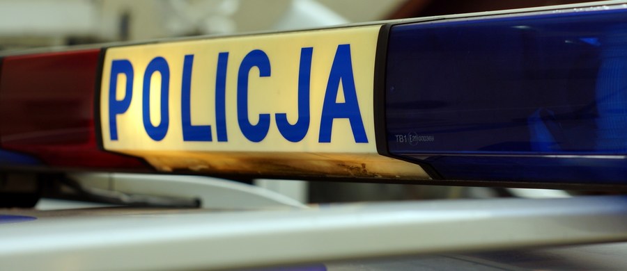 Dwaj policjanci trafili do szpitala po nocnym pościgu za kierowcą, który nie zatrzymał się do kontroli w Borowej Górze na Mazowszu - dowiedzieli się dziennikarze RMF FM. Okazało się, że uciekał przed nimi pijany 27-latek. 