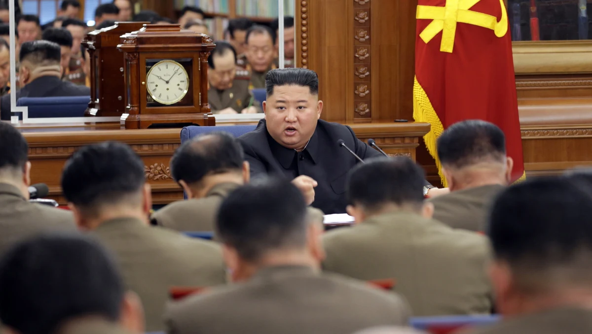 Przywódca Korei Północnej Kim Dzong Un spotkał się z grupą najwyższych rangą dowódców wojskowych wchodzących w skład Narodowej Komisji Obrony, by omówić - jak podała Koreańska Centralna Agencja Prasowa - sposoby zwiększenia potencjału obronnego kraju. Światowe agencje zwracają uwagę, że narada odbyła się na kilka dni przed upływem północnokoreańskiego ultimatum wobec Stanów Zjednoczonych ws. wznowienia rozmów na linii Waszyngton - Pjongjang na nowych warunkach: uwzględniających interesy reżimu.