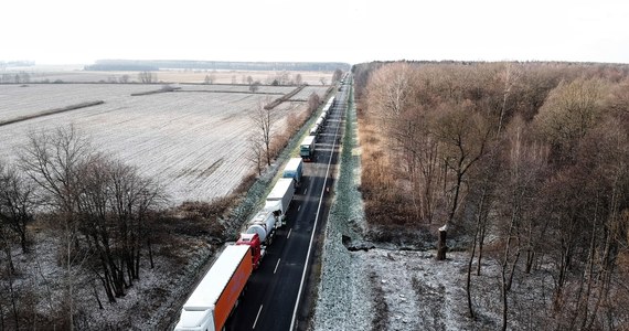 Rekordowa liczba odpraw na przejściach granicznych z Ukrainą. Jak dowiedział się reporter RMF FM Krzysztof Zasada, na Podkarpaciu odprawiono w przedświąteczną sobotę 58 tysięcy ludzi - przy normalnym ruchu odprawia się dziennie 32 tysiące podróżnych. Ten wzmożony ruch powoduje, że wyjeżdżający z Polski tkwią w ogromnych korkach.