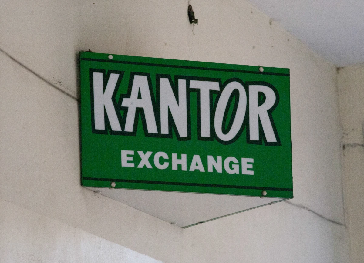 Policja poszukuje sprawcy sobotniego napadu na kantor w Oławie. Sprawcy zaatakowali pracującą tam kobietę. Policjanci proszą o kontakt świadków zdarzenia.