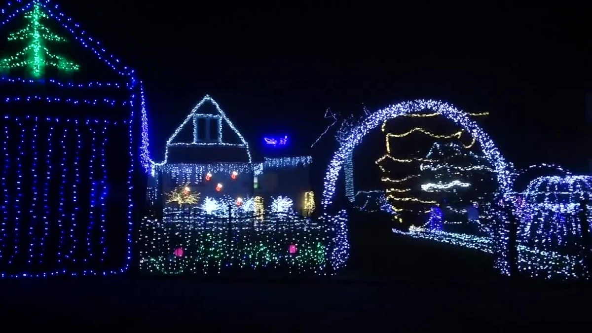 "Polskie Las Vegas" jest już gotowe na Święta Bożego Narodzenia. Oświetlona jest niemal cała wieś. Każdy na własną rękę montował świąteczne lampki na domu, płocie, a nawet na psich budach. 