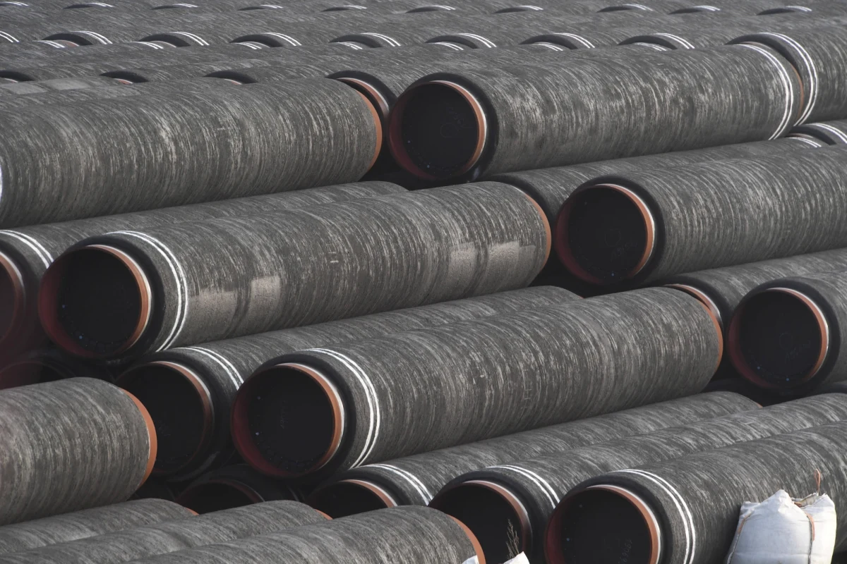 Gazprom może dokończyć układanie gazociągu Nord Stream 2 z Rosji do Niemiec przez Morze Bałtyckie, wykorzystując statek Akademik Czerski i barkę Fortuna, należące do rosyjskiego przedsiębiorstwa MRTS - informuje gazeta "Kommiersant". Z kolei minister spraw zagranicznych Rosji Siergiej Ławrow oświadczył, że gazociągi Nord Stream 2 i Turecki Potok zostaną uruchomione pomimo sankcji USA. Zapowiedział, że Rosja odpowie na amerykańskie restrykcje.