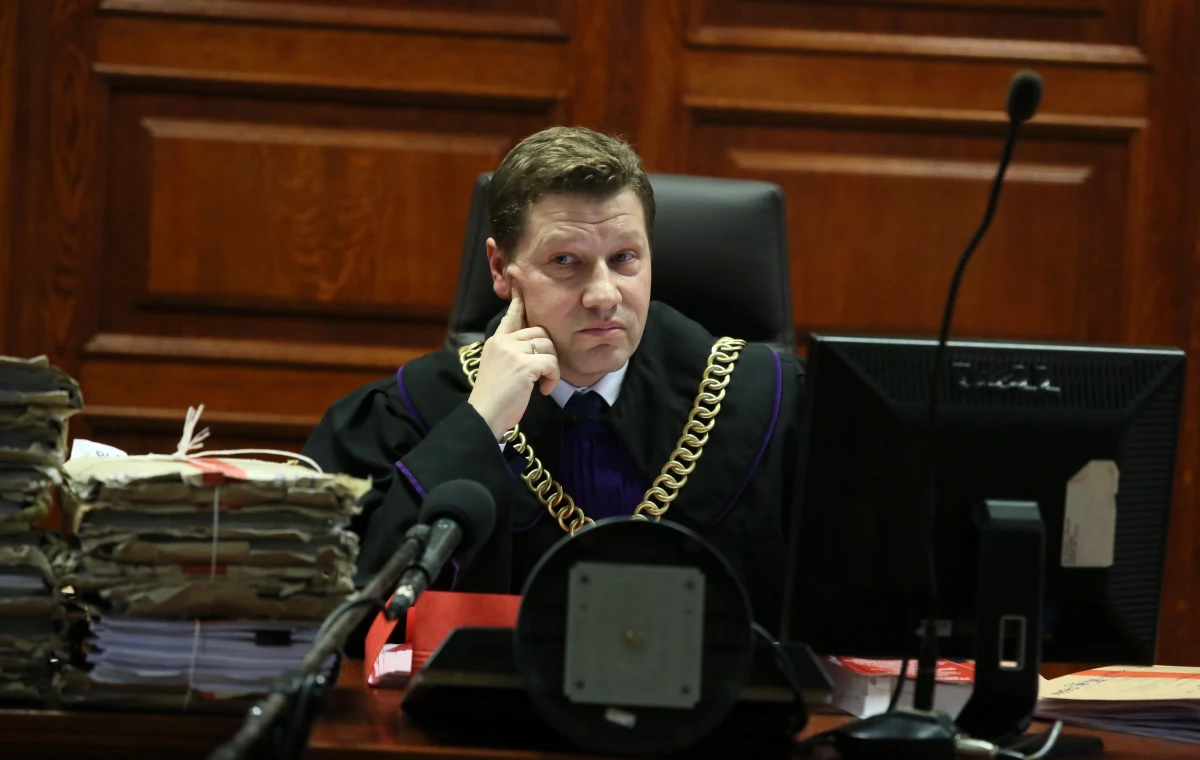 Rzecznik Dyscyplinarny sędzia Piotr Schab skierował wnioski do Izby Dyscyplinarnej Sądu Najwyższego o zawieszenie w czynnościach służbowych czwórki sędziów. "Rzecznicy dyscyplinarni będą konsekwentnie podejmować działania wobec sędziów biorących udział w anarchizacji prawa" - poinformował zastępca Rzecznika Dyscyplinarnego Sędziów Sądów Powszechnych Przemysław Radzik. 