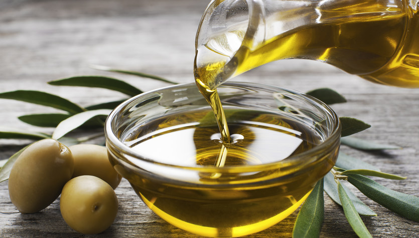 El aceite de oliva se ha encarecido.  En España el precio subió a la mitad