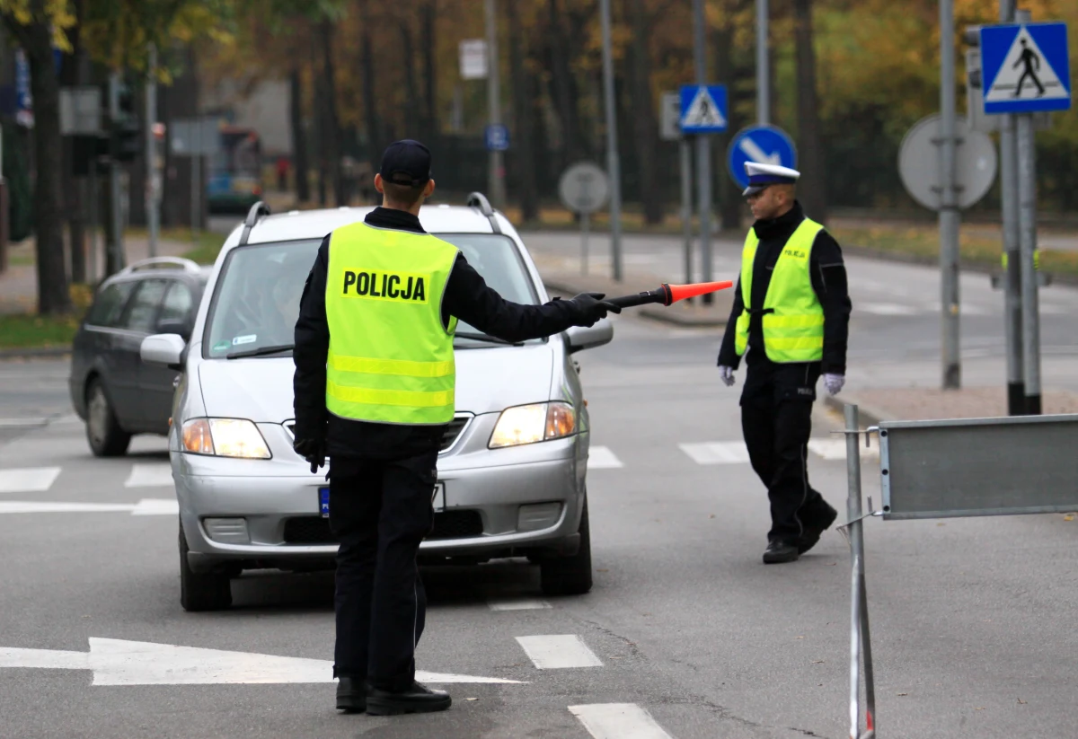 Ponad 6 tys. policjantów wyjedzie na drogi podczas akcji policji "Bezpieczny weekend - Boże Narodzenie". Akcja potrwa do niedzieli do godziny 22. Funkcjonariusze będą patrolować m.in. drogi wjazdowe i wyjazdowe z największych miast, sprawdzać trzeźwość kierowców, i to jak przewożone są dzieci. 